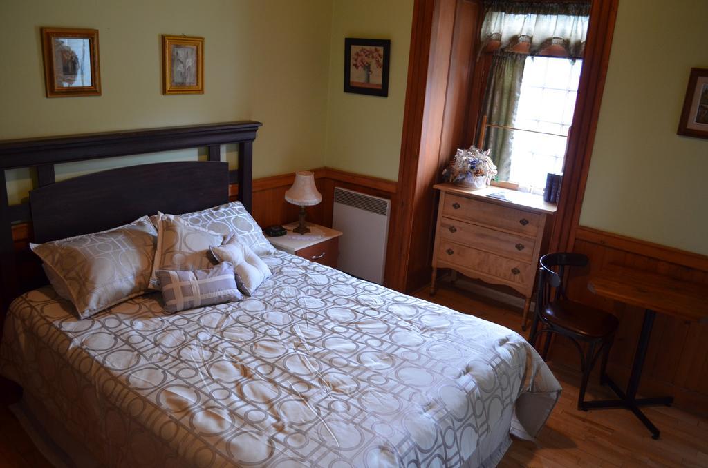 Auberge William Wakeham Gaspe Room photo