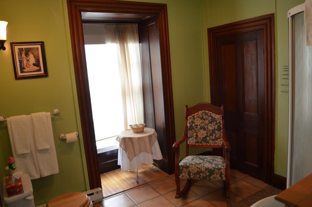 Auberge William Wakeham Gaspe Room photo