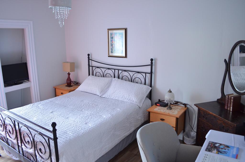 Auberge William Wakeham Gaspe Room photo