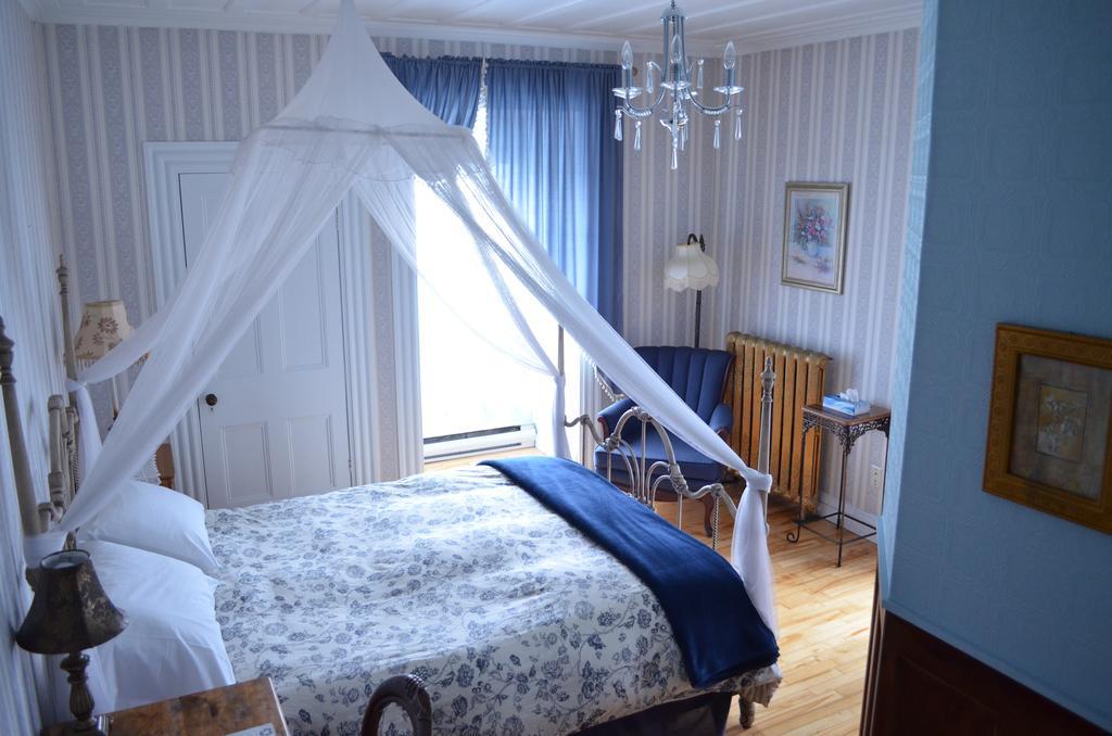 Auberge William Wakeham Gaspe Room photo