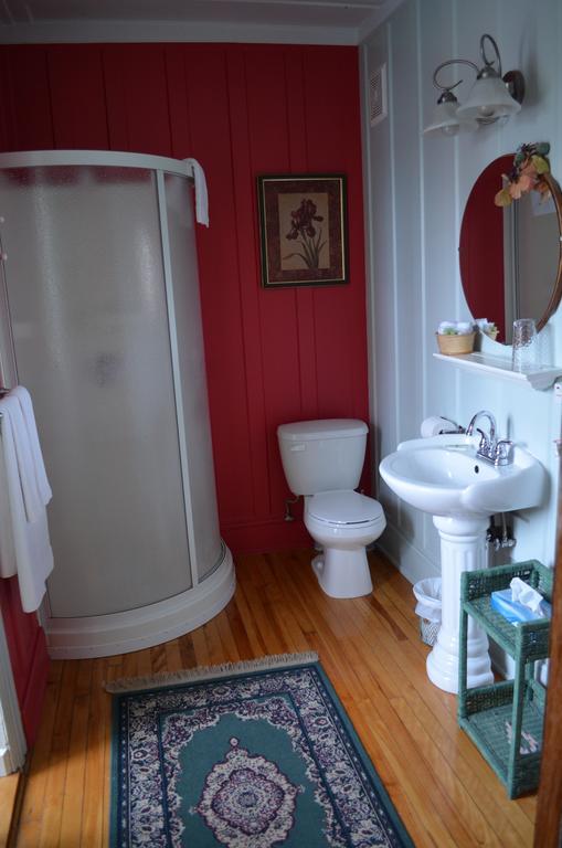 Auberge William Wakeham Gaspe Room photo