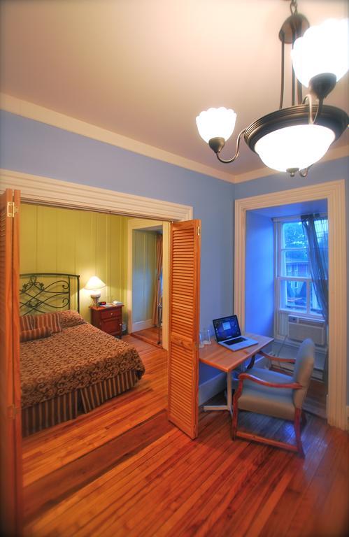 Auberge William Wakeham Gaspe Room photo