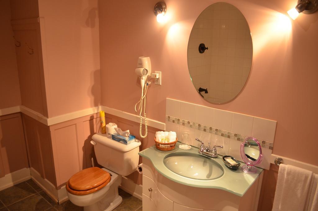 Auberge William Wakeham Gaspe Room photo